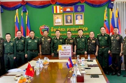 Bộ Tư lệnh Bộ đội Biên phòng thăm chúc Tết Chol Chnam Thmay tại Campuchia