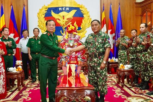 Bộ Tư lệnh Thành phố Hồ Chí Minh thăm các đơn vị Quân đội Hoàng gia Campuchia