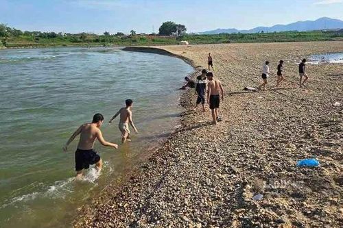 Cảnh báo nguy cơ đuối nước tại bãi tắm tự phát trên sông Lô