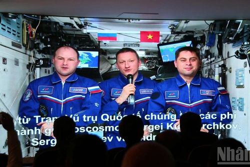 Phi hành gia Nga từ trạm vũ trụ ISS gửi lời chúc tới Thủ đô Hà Nội