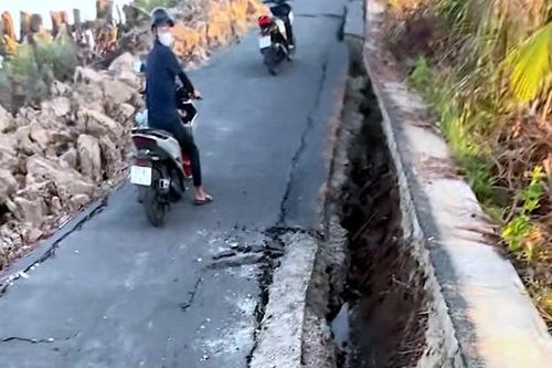 Cà Mau: Đường nhựa nông thôn tại Cái Nước sụt lún trong đêm, giao thông tê liệt