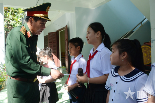 Đoàn công tác của Quân ủy Trung ương, Bộ Quốc phòng thăm và làm việc tại Đặc khu Trường Sa, nhà giàn DK1