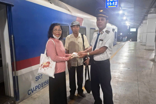 Tiếp viên tàu SE21 trả lại gần 30 triệu đồng cho hành khách bỏ quên