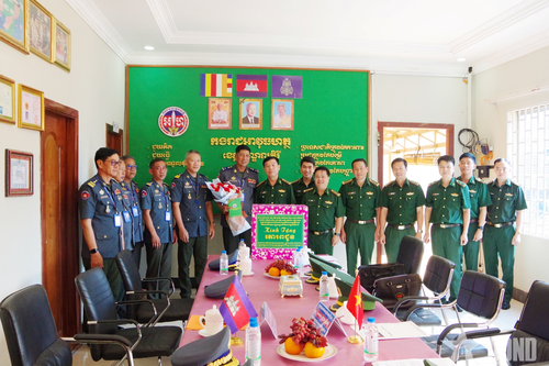 Bộ đội Biên phòng tỉnh Lâm Đồng thăm, chúc Tết lực lượng vũ trang tỉnh Mondulkiri (Campuchia)