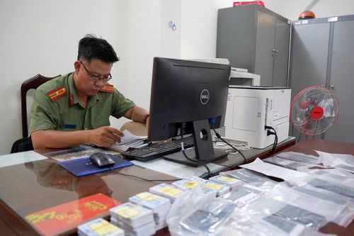 Khởi tố nhóm đối tượng mua bán trái phép thông tin về tài khoản ngân hàng