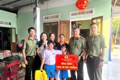 Nhận đỡ đầu 2 học sinh có hoàn cảnh khó khăn