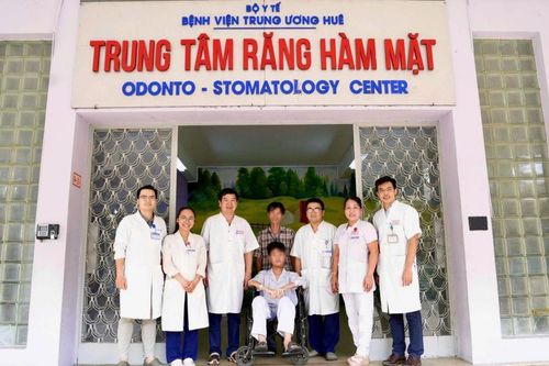 Cắt u ác tính tái tạo xương hàm bằng vi phẫu cho bệnh nhân 14 tuổi
