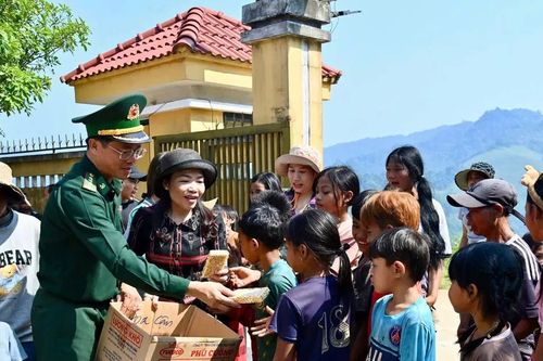 TP Huế chúc Tết Bunpimay, trao 300 suất quà tại Lào