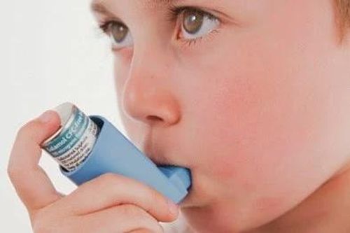 Trẻ dùng thuốc xịt hen kéo dài có ảnh hưởng đến phát triển chiều cao?