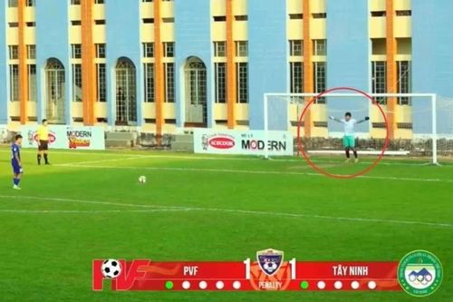 Tiền vệ vào thay thủ môn, cản phá thành công đá luân lưu ở giải U15 Quốc gia 2026