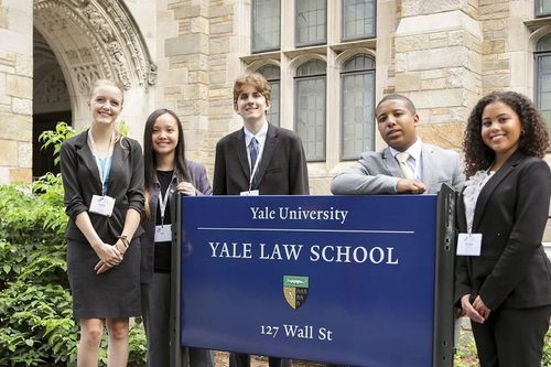 Trường Luật Yale mất vị trí đầu bảng