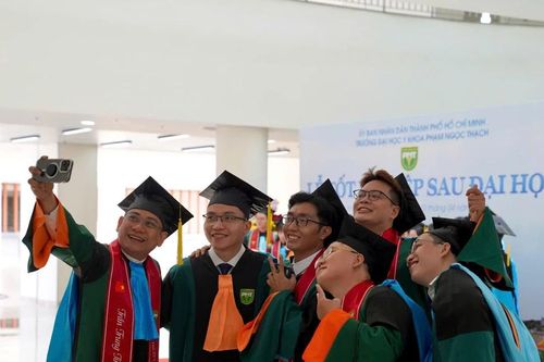 Gần 1.000 chuyên gia y tế chất lượng cao ở TPHCM nhận bằng tốt nghiệp