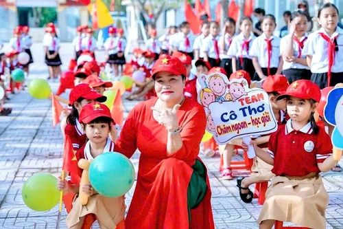 Chuyện về cô giáo tận tụy với học sinh đạp xe 25km mỗi ngày đến trường