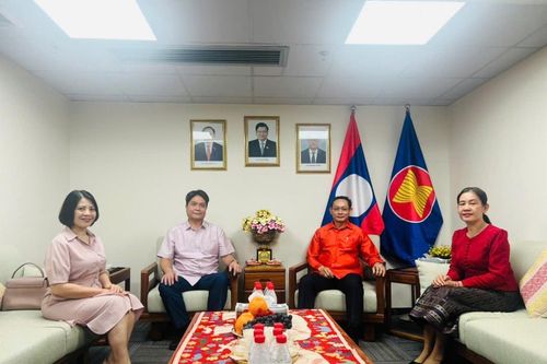 Tổng Lãnh sự quán Việt Nam tại Quảng Châu chúc Tết Bun Pimay của nhân dân Lào