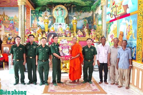Thăm, chúc Tết cổ truyền Chôl Chnăm Thmây các điểm chùa khmer trên khu vực biên giới