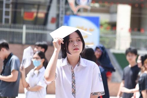 Học sinh lớp 12 đối mặt 'áp lực kép' trong giai đoạn nước rút