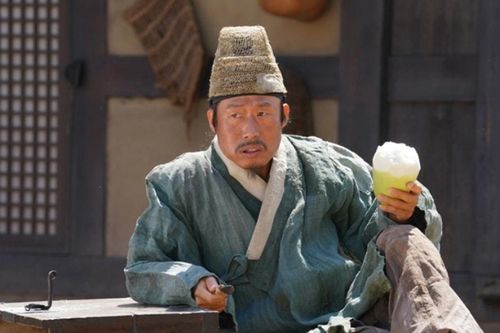 Bộ phim ăn khách nhất Hàn Quốc 'Dưới bóng điện hạ' ra rạp Việt