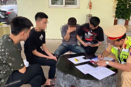 'Kết đắng' cho nhóm 'quái xế' bốc đầu xe máy để livestream ở Hưng Yên