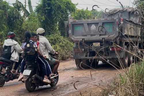 Dân khóc ròng vì xe chở đá 'cày' nát đường ở Đồng Nai