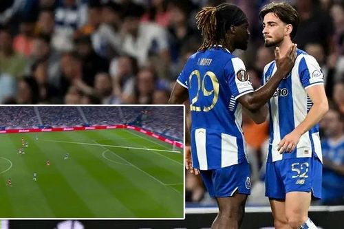 Bàn phản lưới khó tin giúp đại diện Ngoại hạng Anh sống sót ở Europa League