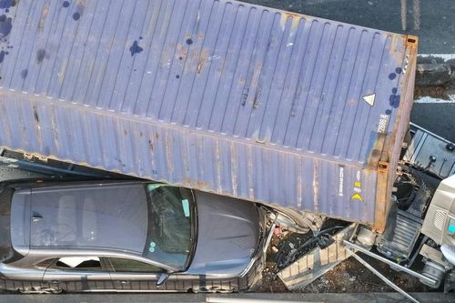 Container 'đè' ô tô 7 chỗ, cửa ngõ phía Đông TPHCM kẹt xe kéo dài