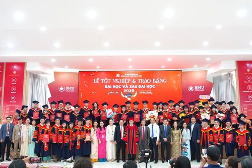 Trường Đại học Y Dược Buôn Ma Thuột trao bằng tốt nghiệp cho 136 tân bác sĩ Chuyên khoa cấp I, bác sĩ Y khoa