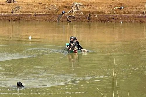 Tìm thấy người đàn ông mất tích khi bơi ra giữa hồ bắt cá