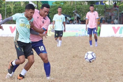 Hơn 800 nông dân Khmer xỏ giày tranh tài đá bóng trên ruộng