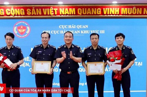 Khen thưởng lực lượng bắt giữ lượng lớn vàng vận chuyển trái phép qua sân bay