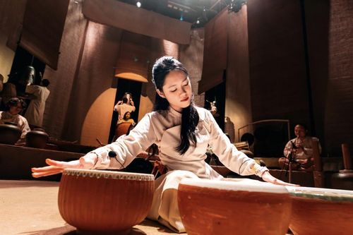 Phía sau show diễn từ chum, niêu, vại có '1-0-2' khiến người xem thán phục