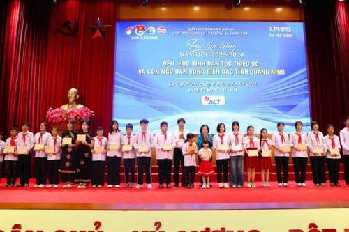 Quảng Ninh trao 180 suất học bổng cho học sinh vùng dân tộc thiểu số và con ngư dân