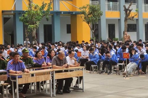Chi đoàn VKSND khu vực 12 – Hải Phòng phối hợp đưa pháp luật vào trường học