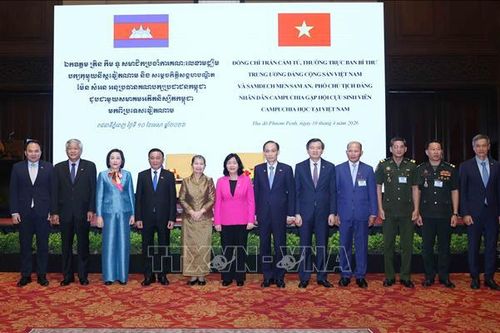 Thường trực Ban Bí thư Trần Cẩm Tú gặp gỡ Hội cựu sinh viên Campuchia