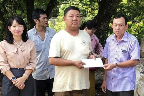 Bí thư Đảng ủy xã Phú Hữu động viên các hộ dân bị cháy nhà