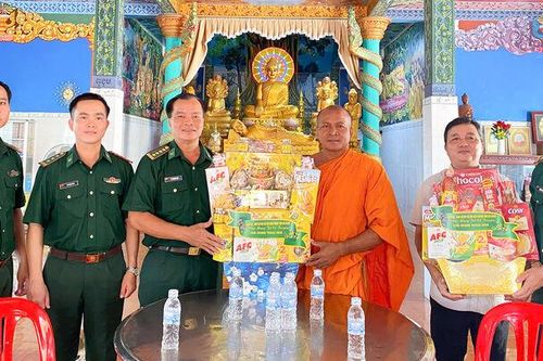 Bộ đội Biên phòng tỉnh An Giang thăm, tặng quà dịp Tết Chôl Chnăm Thmây năm 2026