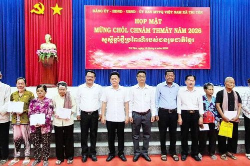 Tặng 149 phần quà cho đồng bào Khmer xã Tri Tôn, nhân Tết Chôl Chnăm Thmây