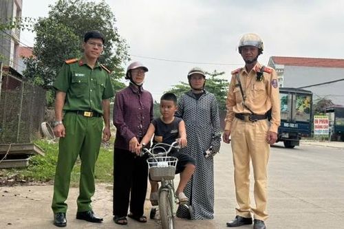 Kịp thời giúp cháu bé đi lạc giữa dòng xe cộ trở về với gia đình