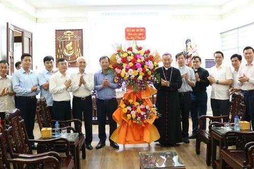 Phó Chủ tịch UBND tỉnh Phan Thế Tuấn chúc mừng Tòa Giám mục Bắc Ninh nhân Lễ Phục sinh