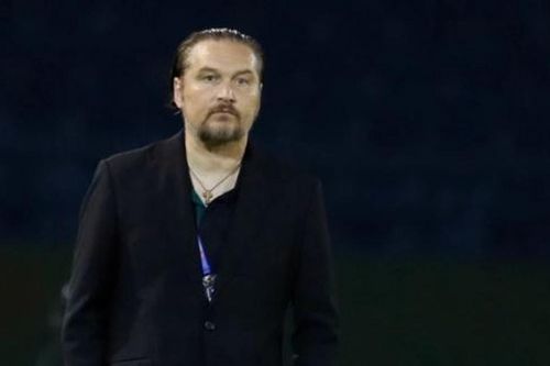 HLV Velizar Popov thoát án phạt kỷ luật sau phát ngôn công kích trọng tài FIFA