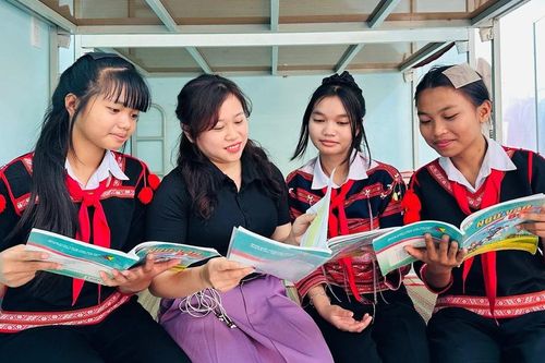 Ðầu tư trường lớp, nhà nội trú cho học sinh vùng khó