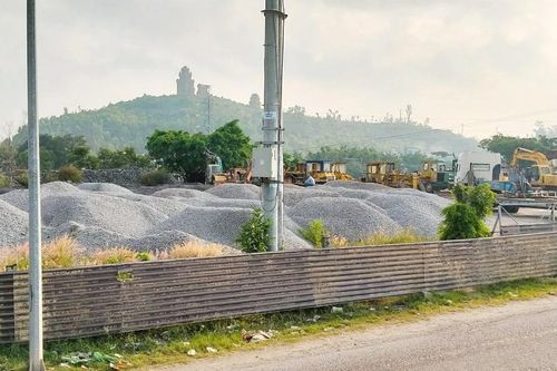 Biến đất công thành bãi tập kết vật liệu trái phép