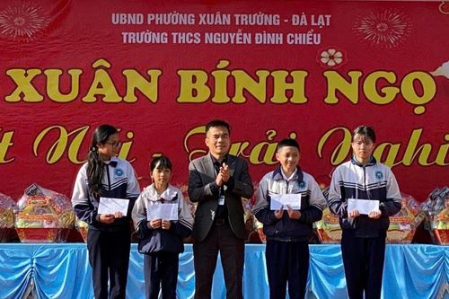 Tiếp bước đến trường cho học sinh vùng ven Đà Lạt