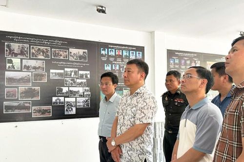 Đoàn công tác Lâm Đồng dâng hoa tưởng niệm chiến sĩ quân tình nguyện Việt Nam tại Campuchia