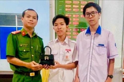 Nhặt được túi xách, 2 học sinh trả lại người đánh rơi