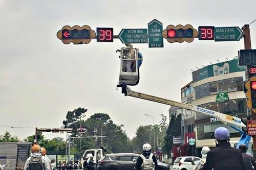 Thí điểm đèn tín hiệu thông minh tại nút giao trung tâm Đà Lạt