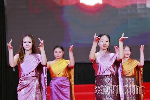 Trường Đại học Hùng Vương chào mừng Tết cổ truyền Bunpimay Lào năm 2026