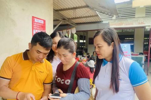 Phụ nữ cơ sở sáng tạo với các mô hình số