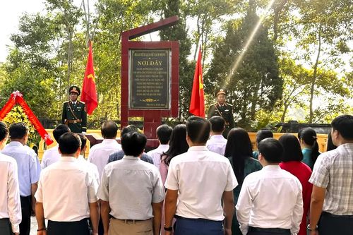 Lễ dâng hoa tưởng niệm tại Bia Di tích Chi bộ Hưng Ninh
