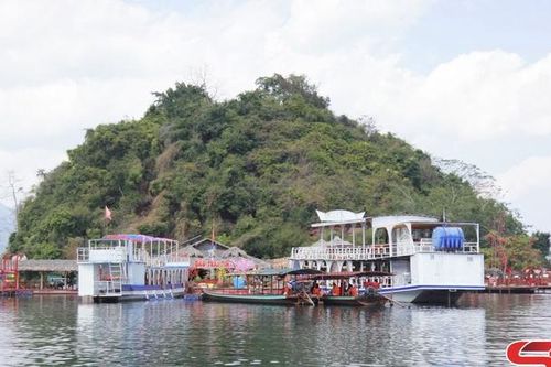 Du thuyền trên hồ sông Đà