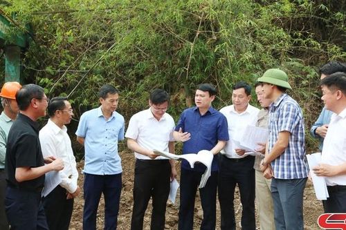 Đồng chí Đặng Ngọc Hậu, Phó Chủ tịch UBND tỉnh kiểm tra tiến độ dự án đường bản Nhôm - Hua Mi